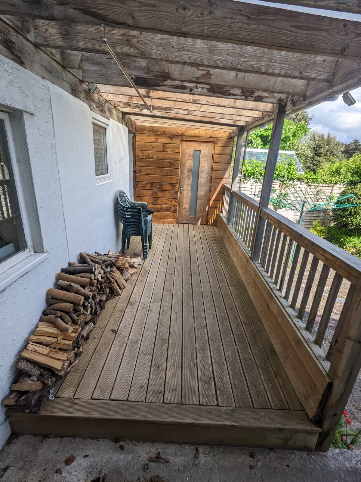 2de65681-35a7-4fc0-8b07-1673e5ad30ad A little deck with lots of firewood for cosy evenings